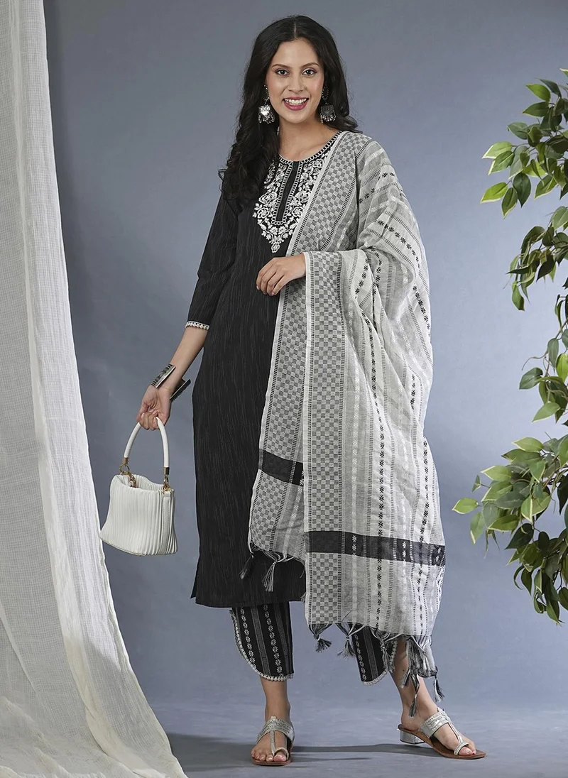 جلو باص جلوبس طقم نسائي مطرز بالزهور مع دوباتا